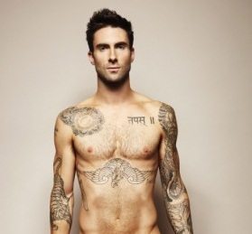 Adam Levine nudo su Cosmopolitan